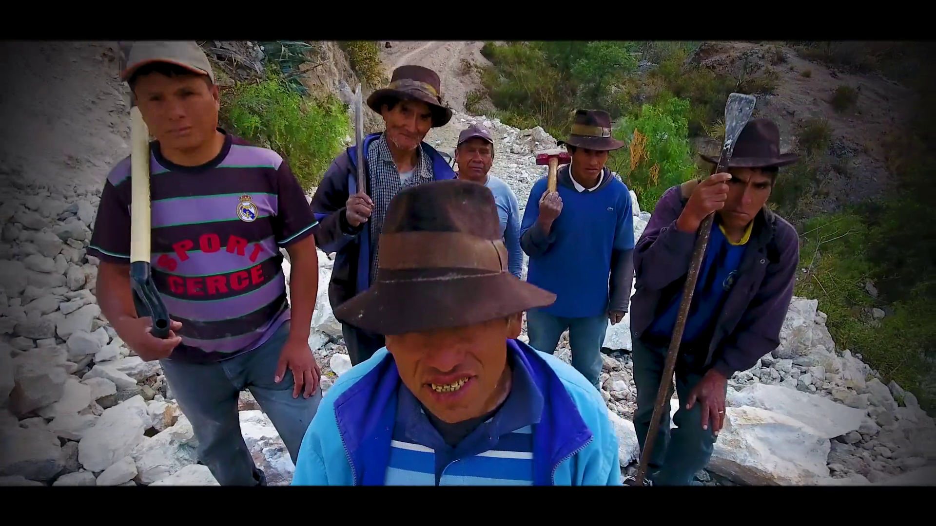 Grupo de artesanos en la montaña